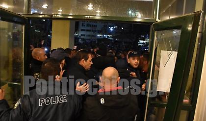 Χίος: Ένταση στη συνεδρίαση του Δημοτικού Συμβουλίου για νέο χώρο μεταναστών (vid)