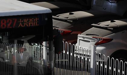 Κίνα: Άνοιξε τρύπα στο δρόμο και κατάπιε λεωφορείο - 6 νεκροί και δεκάδες τραυματίες (video)