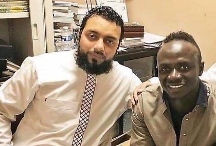 «Ο Μανέ έρχεται στο τζαμί με ένα απλό αυτοκίνητο και βοηθάει στις καθαριότητες»!