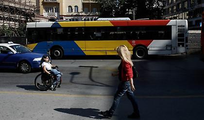 Ρατσιστική επίθεση ελεγκτή σε αλλοδαπό σε λεωφορείο - Τι απαντά ο ΟΑΣΘ