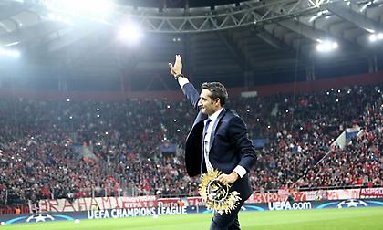 Η μοναδική φωτογραφία προπονητή στα γραφεία του Ολυμπιακού…