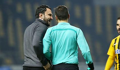 Το «ντου» του Καρυπίδη στον βοηθό (pics)