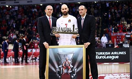 Η βράβευση του Σπανούλη από τους αδερφούς Αγγελόπουλους (video)