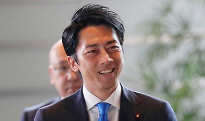 Ιάπωνας υπουργός πάει κόντρα στα στερεότυπα και παίρνει άδεια πατρότητας