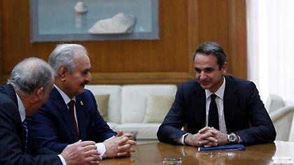 Χαφτάρ σε Μητσοτάκη: Άκυρα τα μνημόνια Σάρατζ - Ερντογάν