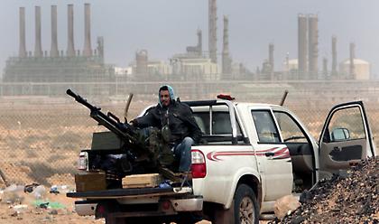 Λιβύη: Ο Χαφτάρ έκλεισε τις κάνουλες του πετρελαίου εντείνοντας την πίεση στον Σάρατζ