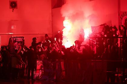 Προσωρινή διακοπή στο Δάφνη Δαφνίου-Ολυμπιακός Β' λόγω καπνογόνων (pics)