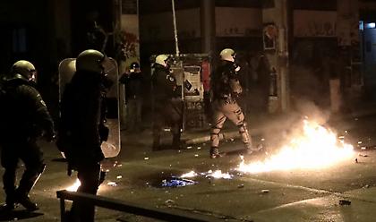 Επίθεση αντιεξουσιαστών σε ΜΑΤ έξω από τη Νομική