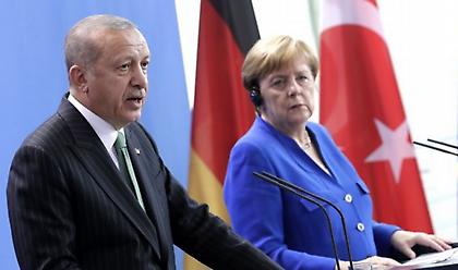 Διάσκεψη Βερολίνου: Επικοινωνία Μέρκελ-Ερντογάν μετά τις απειλές του Τούρκου προέδρου
