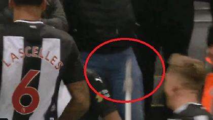 Ο Ρίτσι κλώτσησε το σημαιάκι του κόρνερ κι αυτό καρφώθηκε στο... ευαίσθητο σημείο οπαδού! (video)