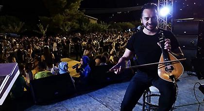 Ποιος είναι ο λυράρης που έχει κάνει Κρήτη-Αθήνα-Κύπρο να χορεύουν στους ρυθμούς της λύρας του