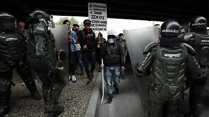 Κολομβία: Άγριες συμπλοκές της αστυνομίας με διαδηλωτές