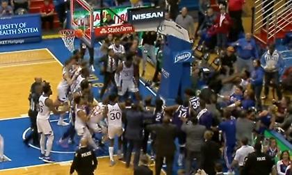 Απίστευτο «ξύλο» σε παιχνίδι του NCAA (video)