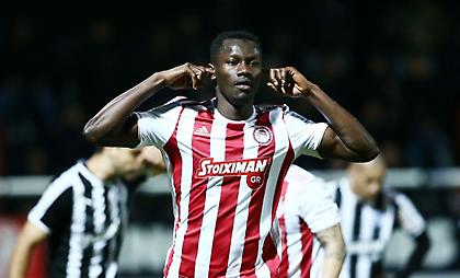 Πανηγύρισε το γκολ του Ολυμπιακού κλείνοντας τα αυτιά του ο Καμαρά (pics)