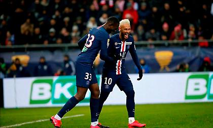 Χαλαρά στον τελικό η Παρί