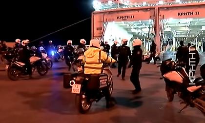 Επεισόδια ΜΑΤ με οπαδούς του Ολυμπιακού στο λιμάνι του Ηρακλείου και μέσα στο πλοίο (video)