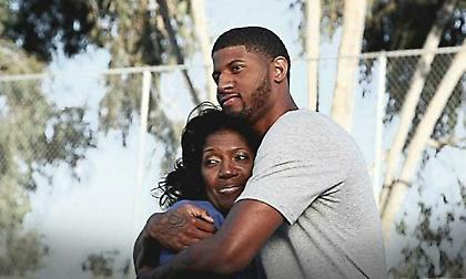 Συγκινητικός Πολ Τζορτζ: «Γύρισα στο Λ.Α. για τη μητέρα μου»!