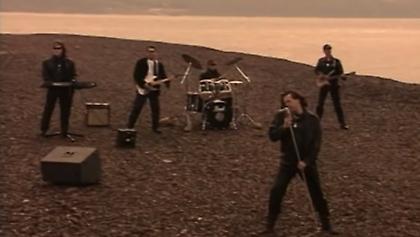 Μπροστά απ’ την εποχή του: Ο ύμνος που έβαζε φωτιά σε όλα τα πάρτι των 90’s (Vid)