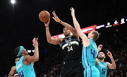 Παράσταση Γιάννη στο Παρίσι και 40άρισαν οι Μπακς