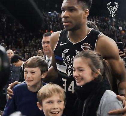 «Έφτιαξε» τα γενέθλια ενός μικρού fan ο Αντετοκούνμπο (video)