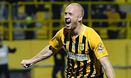 Τα «χρόνια πολλά» του Άρη στον Λάρσον (pic)