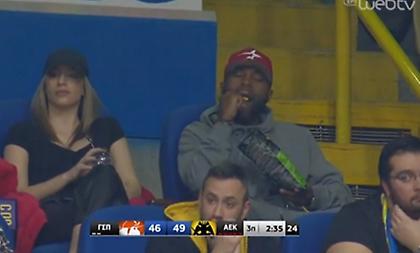 Ο Ράις είδε το Περιστέρι-ΑΕΚ τρώγοντας πατατάκια (video)