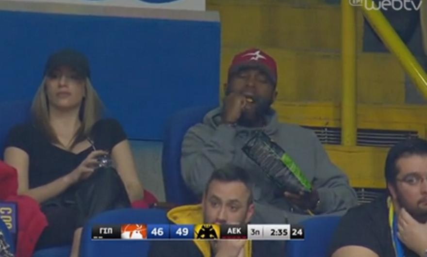 Ο Ράις είδε το Περιστέρι-ΑΕΚ τρώγοντας πατατάκια (video)