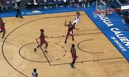 Απίθανο κάρφωμα στην G League! (video)