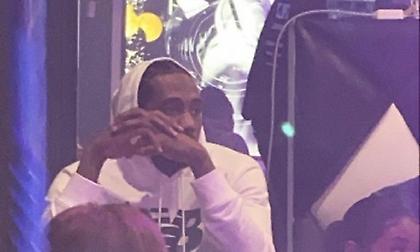 Ο Λέοναρντ σε στριπ κλαμπ «λούζει» χορεύτρια με δολάρια (video)