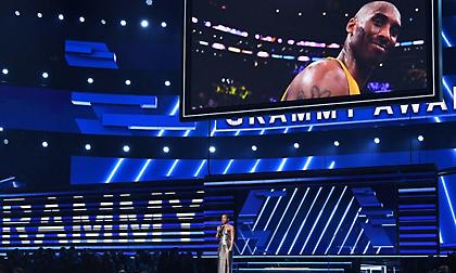 Θλίψη για τον Κόμπι στα Grammys: «Στεκόμαστε συντετριμμένοι, εδώ, στο σπίτι που αυτός έκτισε»