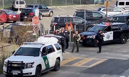 Καλιφόρνια: Μεγάλη επιχείρηση για άντρα που κρατάει αυτόματο σε σχολείο