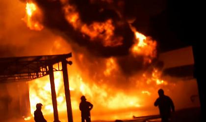 Θεσσαλονίκη: Υπό μερικό έλεγχο η φωτιά σε εταιρεία γεωργικών μηχανημάτων στη Σίνδο