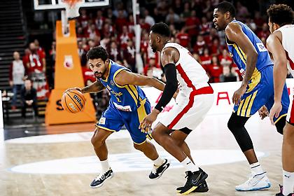 Νικά και προκρίνεται το Περιστέρι