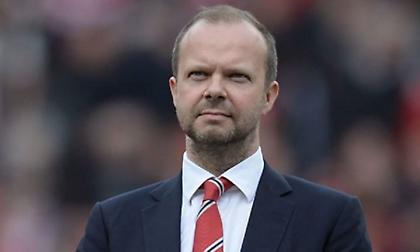 Οπαδοί της Γιουνάιτεντ πέταξαν καπνογόνα στο σπίτι του Εντ Γούντγουορντ (video)