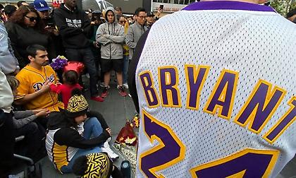 Κόμπι: Εξαντλήθηκαν σε λίγες ώρες τα παπούτσια και οι φανέλες του!