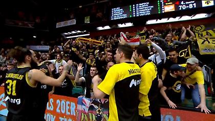 Η αποθέωση των παικτών της ΑΕΚ από τους οπαδούς τους στη Γερμανία (video)