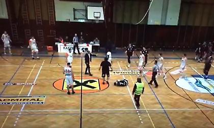 Βαριά «καμπάνα» σε Ιταλό προπονητή που κλώτσησε αντίπαλο παίκτη (video)