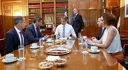 Δεν διακόπτει το πρωτάθλημα προς το παρόν ο Μητσοτάκης