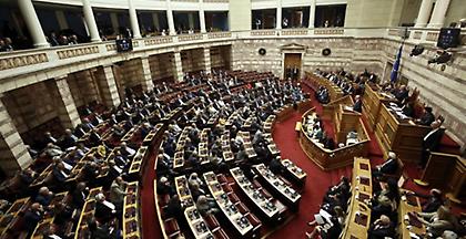 Κόντρα Μητσοτάκη-Τσίπρα για Μαρινάκη και Σαββίδη