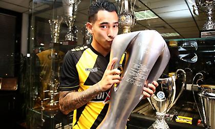 Αραούχο με την κούπα του πρωταθλήματος: «Το φετινό δηλαδή δεν το προλαβαίνουμε;»