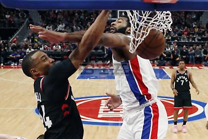 Το κάρφωμα του Πάουελ πάνω στον Ντράμοντ στην κορυφή του Top 10 (video)