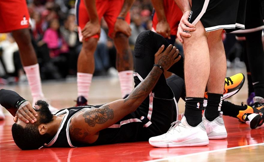 «Πάγωσε» το κοινό ο τραυματισμός του Ίρβινγκ στο γόνατο (video)