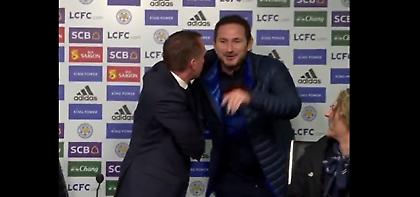 Ο Λάμπαρντ διέκοψε την συνέντευξη Τύπου του Ρότζερς για να τον χαιρετίσει! (Video)