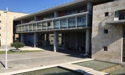 Θεσσαλονίκη: Διαμαρτυρία γονέων του σχολείου της Κλεάνθους στο Δημοτικό Συμβούλιο