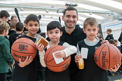 Με πολλά χαμόγελα και πλούσια δώρα η κοπή της πρωτοχρονιάτικης πίτας της Εurohoops Academy