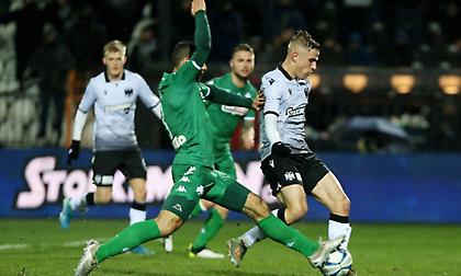 Βαρούχας: «Δεν υπάρχει πέναλτι, ο Ινσούα πρώτα βρίσκει μπάλα. Ο VAR τι έκανε;»