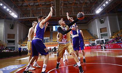 Η ανάποδη πάσα του Διαμαντίδη που τον έκανε να... ξεκαρδιστεί!