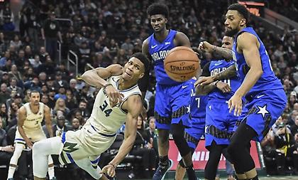 Συνεχίζεται ο «περίπατος» των Μπακς, παραλίγο «τριπλός» ο Γιάννης