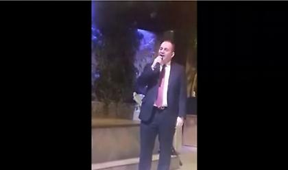 Ο Πλακιωτάκης πήρε το μικρόφωνο: Τραγουδά Στράτο Διονυσίου και τα σοσιαλ ενθουσιάζονται (vid)