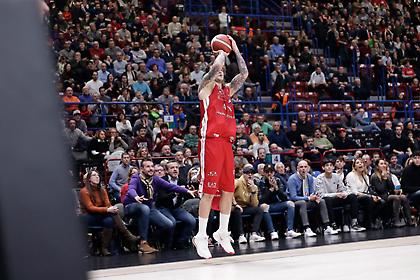 Έσωσε από γκέλα την Αρμάνι ο Μίτσοβ (video)